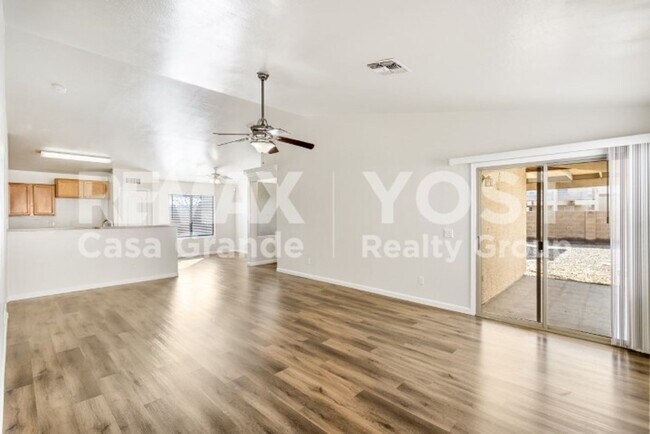 Foto del edificio - Sunshine, Space & a Backyard to Enjoy!