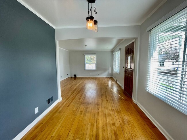 Building Photo - Cute Classic 1950s 2 Bd 1 Ba House + Bonus Room w/ Washer & Dryer, AC and Fenced Spacious Yard!