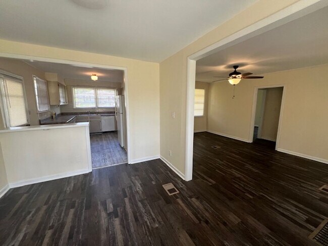 Foto del edificio - 2 Bedroom House - Walk to VSU!