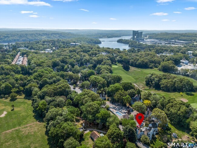 Foto del edificio - 2124 Old Pond Ln