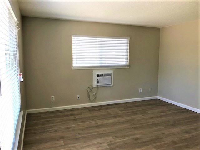 Building Photo - NEWLY RENOVATED 2 BED, 1 BATH, 900 SQ FT