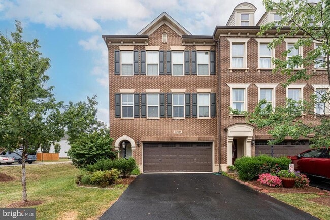 Building Photo - 42541 Dreamweaver Dr