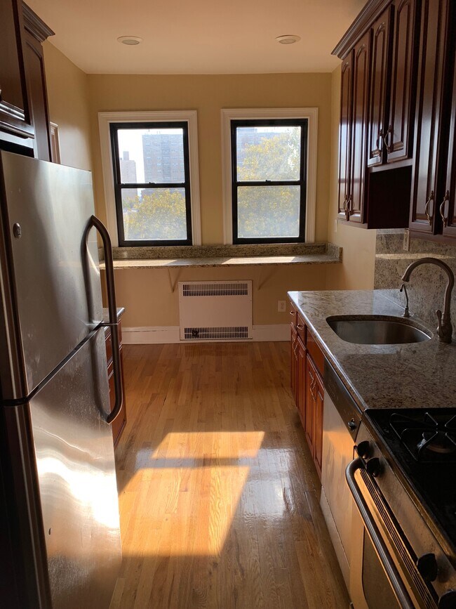 Kitchen - 7427 Boulevard E