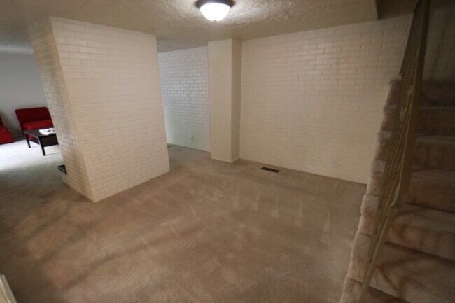 Foto del edificio - 4 Bedroom 3.5 Bathroom Townhome in Provo!