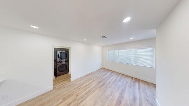 Foto del edificio - 6255-6257 Stewart St.