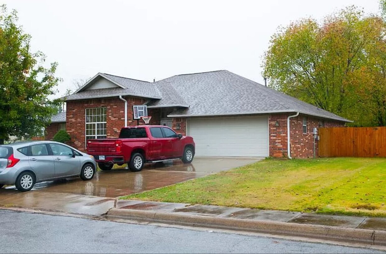 Foto principal - Available July 1st! 3-Bedroom, 2-Bathroom ...