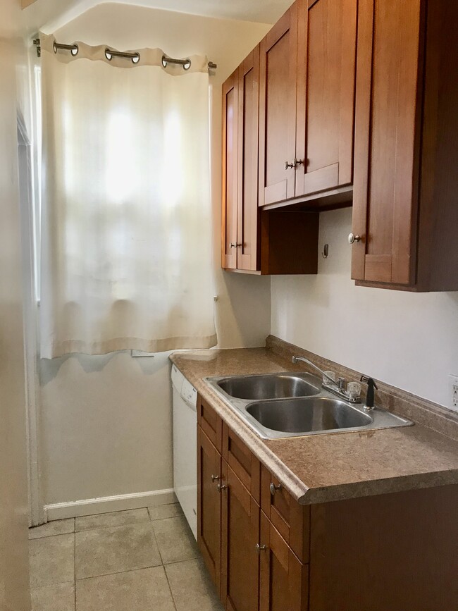 kitchen - 1044 N Crescent Heights Blvd