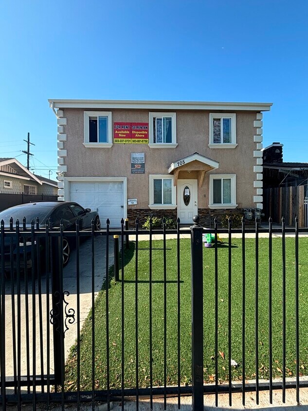 Foto principal - 705 E 52nd Pl