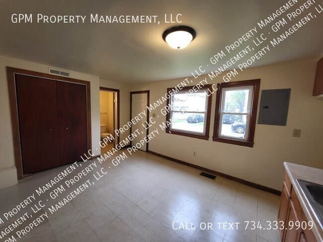 Building Photo - 33058 Alanson St