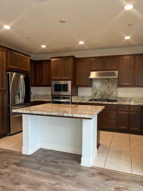 Foto del edificio - "Spacious 4-Bedroom Retreat with Elegant Granite Touches on Crepe Myrtle Lane!"