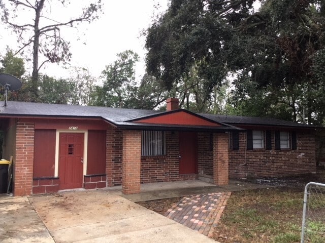 Building Photo - 4 Bedroom Brick Home