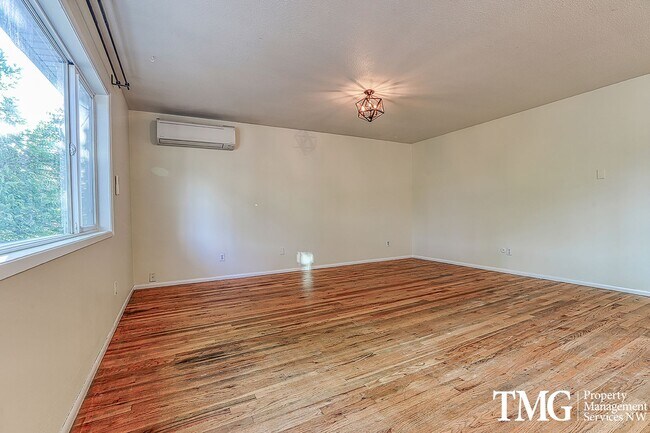 Building Photo - Cozy 3 bedroom 2 bath home in NE Portland