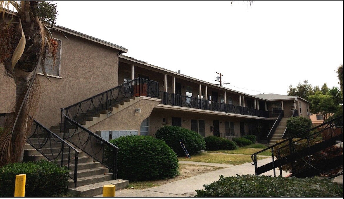 Building Photo - 2472 Cedar Ave