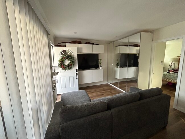 Foto del edificio - 1316 N Hollywood Way