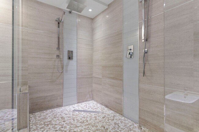 Building Photo - 6061 Collins Ave