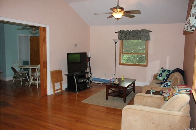 Building Photo - 3 Meadowbrook Dr