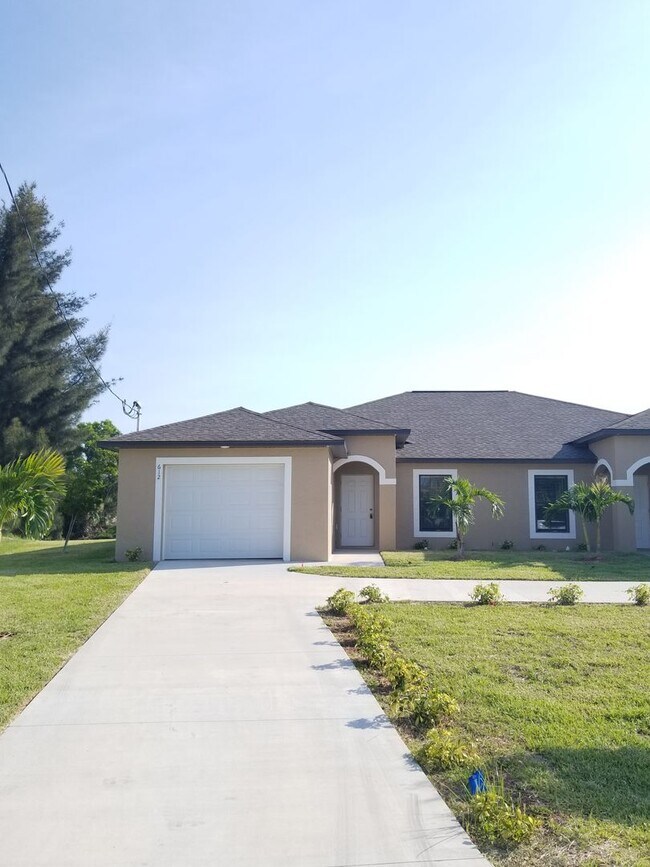 Foto del edificio - 3 Bedroom 2 Bath 1 Car Garage Waterfront D...