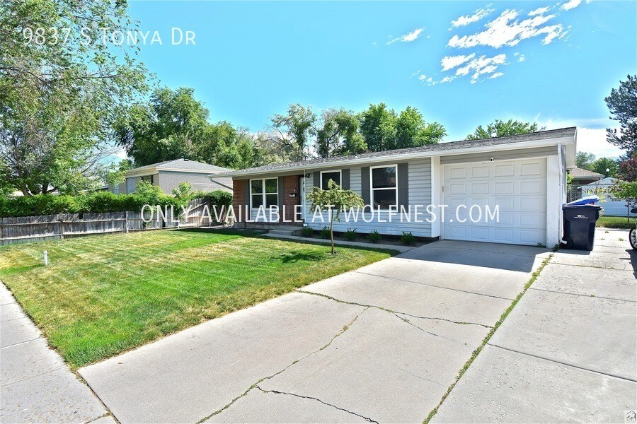 Primary Photo - Sensational 4 Bedroom Sandy Home! No Depos...