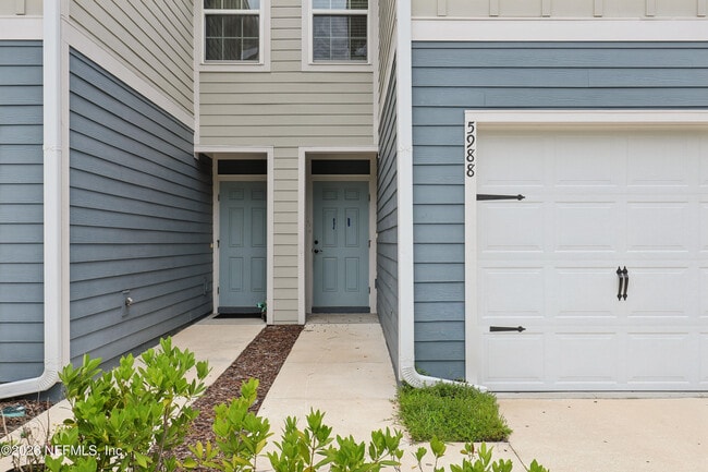 Building Photo - 5988 Creekside Crossing Dr