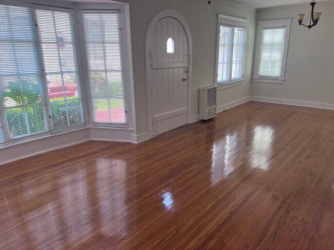 Foto del edificio - 1410 N Hayworth Ave