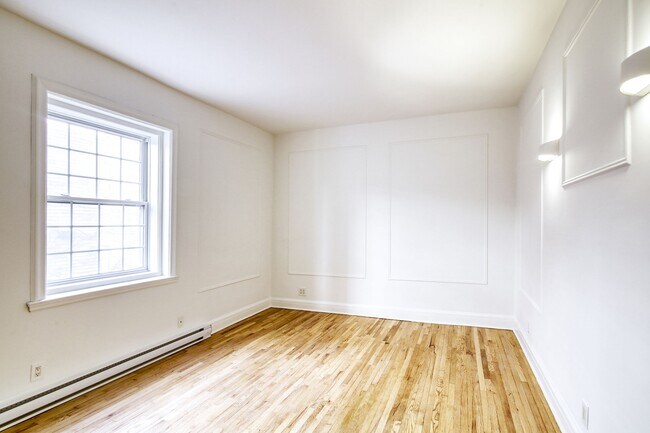 Building Photo - 2060 Rue du Fort