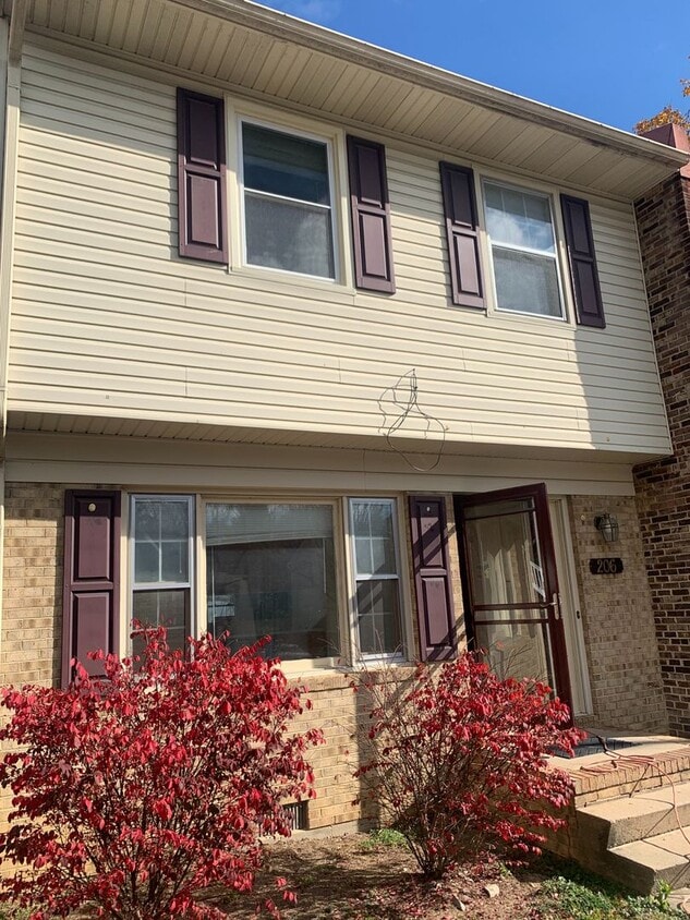 Primary Photo - 3 bedroom duplex for rent - 206 Wakefield ...