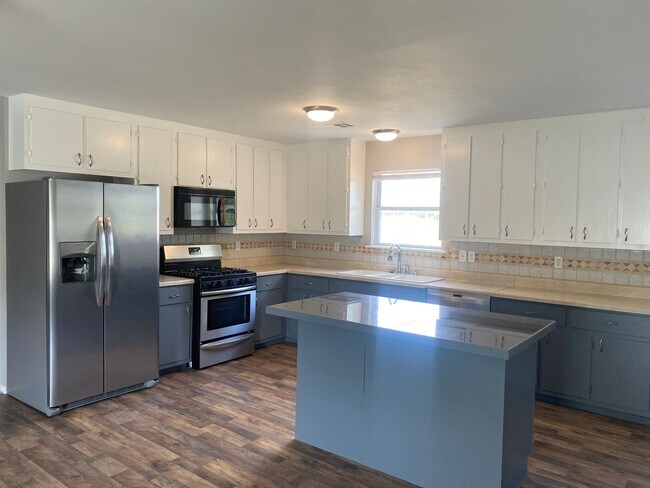 Building Photo - COMING SOON--4 BEDROOM TWO BATH IN OAK PAR...