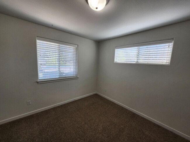 Foto del edificio - 2 Bed/1.5 Bath Triplex with Attached Garage - Emerson Ave