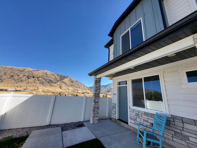 Building Photo - Cobble Creek Townhome