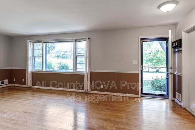 Building Photo - 6504 Fort Hunt Rd