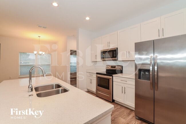 Building Photo - 1050 E Lombardy Dr