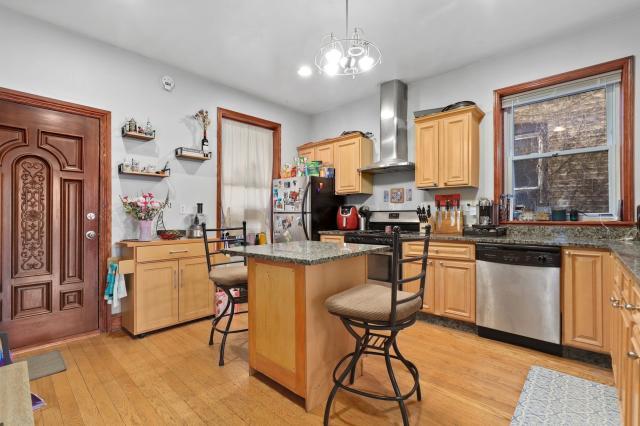 Building Photo - 3 bedroom in Chicago IL 60647