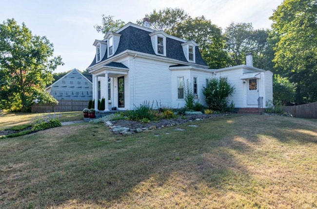 Building Photo - 1104 Pleasant St