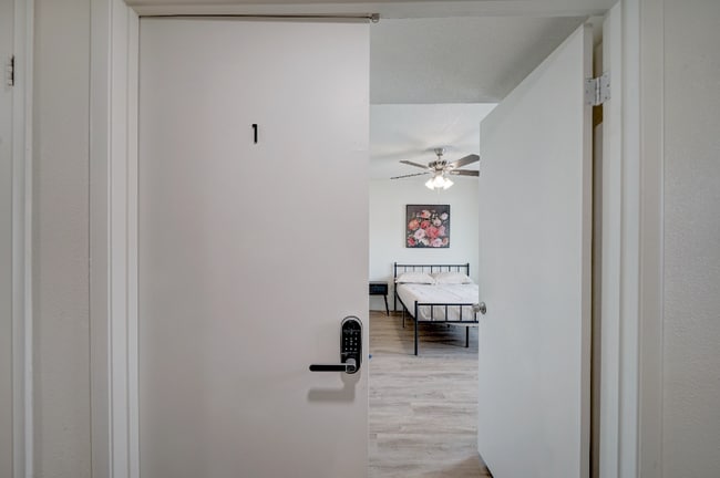 Building Photo - 2331 W Kathleen Rd