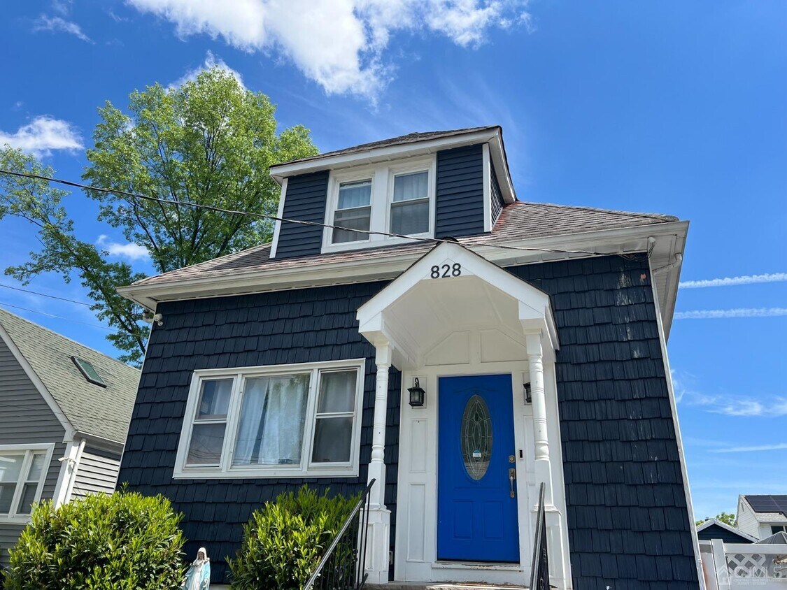 828 Monmouth Ave Unit B, Linden, NJ 07036 Room for Rent in Linden, NJ