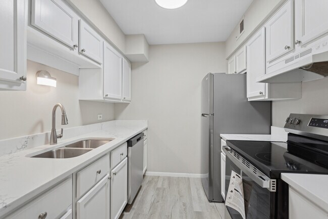 Foto del edificio - 6185 Pinewood Ct