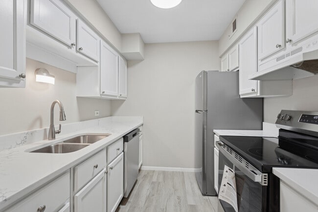 Building Photo - 6185 Pinewood Ct