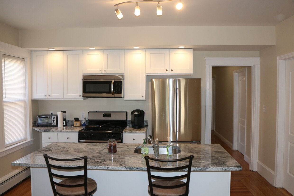 Updated 3 bedroom in Elmhurst / by Providence College - Updated 3 bedroom in Elmhurst / by Providence College