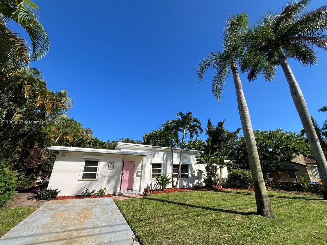 Foto principal - 3220 Poinsettia Ave