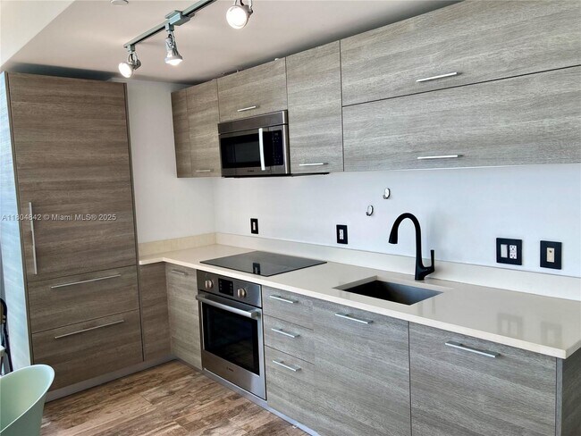 Foto del edificio - 650 NE 32nd St