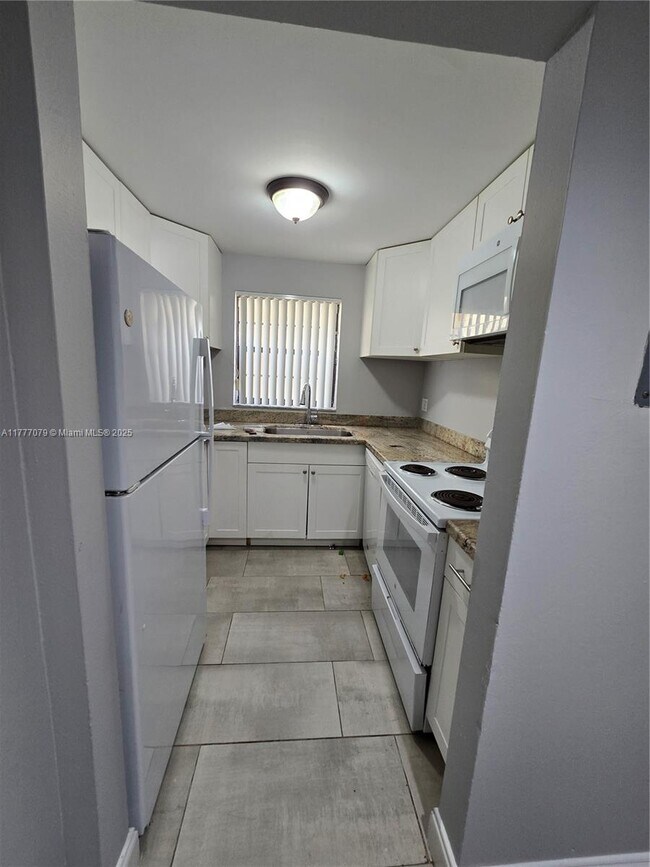 Building Photo - 11262 Royal Palm Blvd