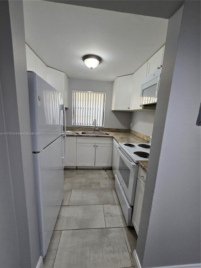 Building Photo - 11262 Royal Palm Blvd