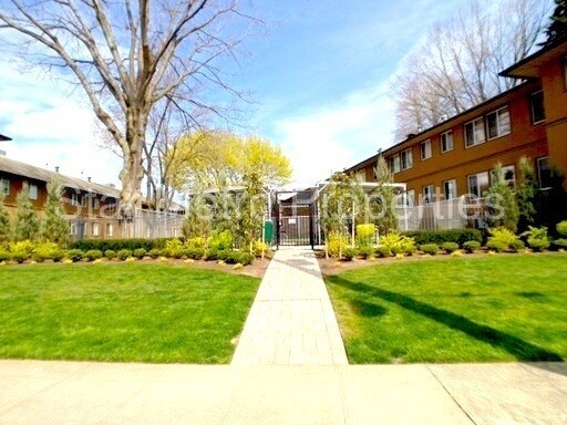 Primary Photo - 2500 NE Hoyt St