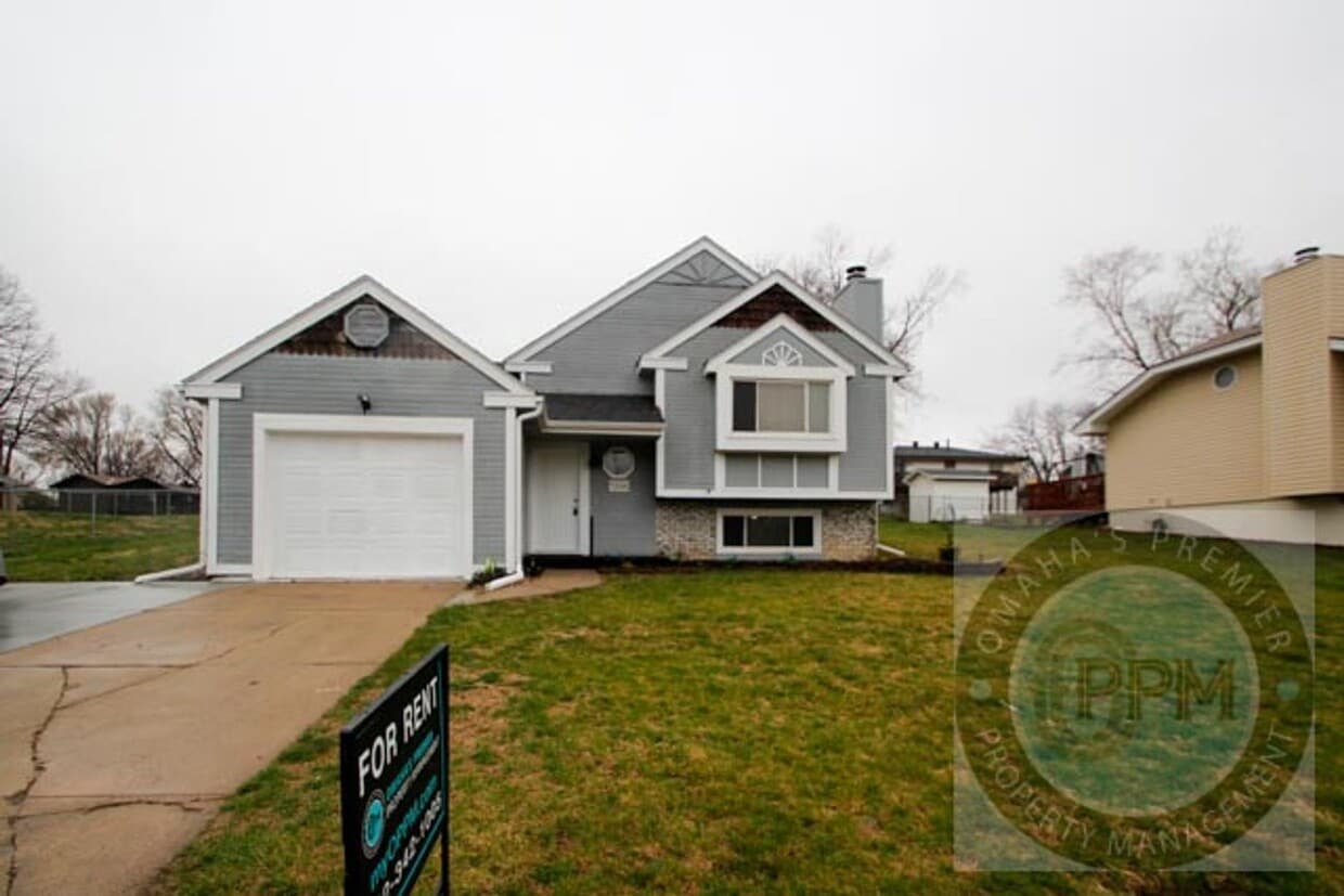 Spacious 4-bedroom, 3-bath home in Omaha - Spacious 4-bedroom, 3-bath home in Omaha