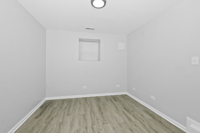 Building Photo - Two Bedroom in Washington Park!