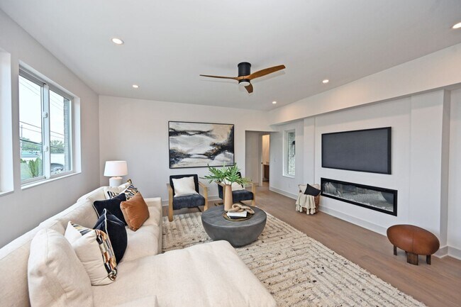 Foto del edificio - 3 Bed, 3.5 Bath - Modern, sleek & steps fr...