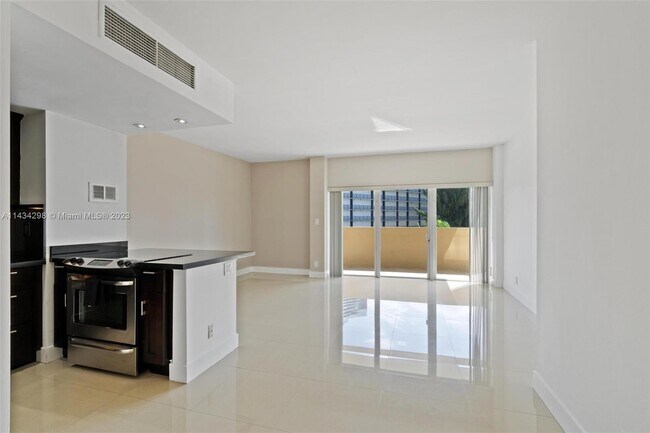 Foto del edificio - 880 NE 69th St
