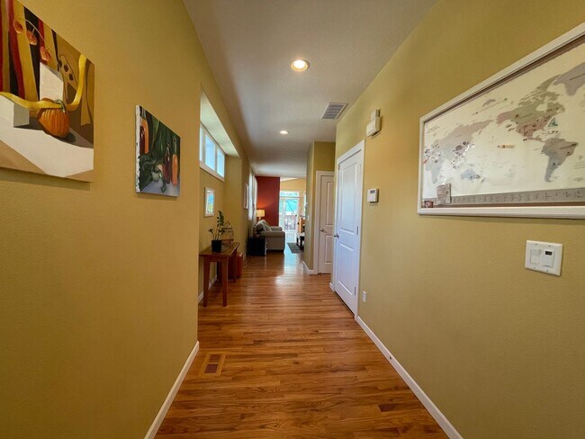 Building Photo - Lovely Townhouse with 2 Bedroom 1.5 Bathro...