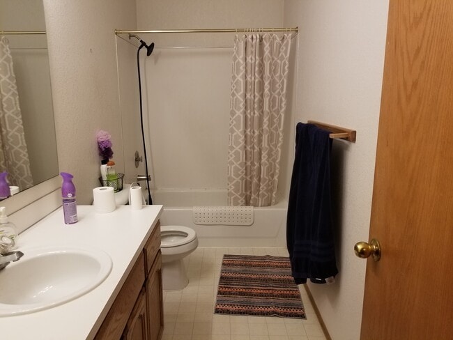 Building Photo - 6411 72nd Dr NE