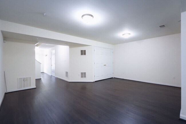 Foto del edificio - Lovely 3 BR/2 Full BA 2Half BA Townhome in...